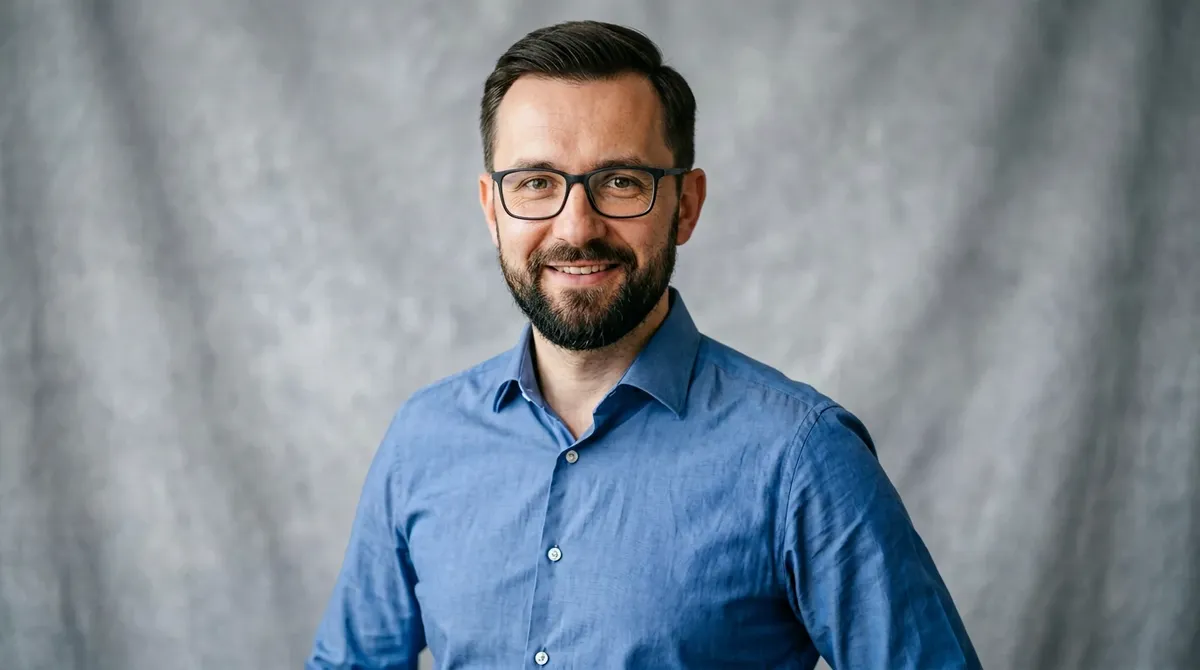 Portret Piotra Mazura — specjalisty ds. dokumentacji pojazdu